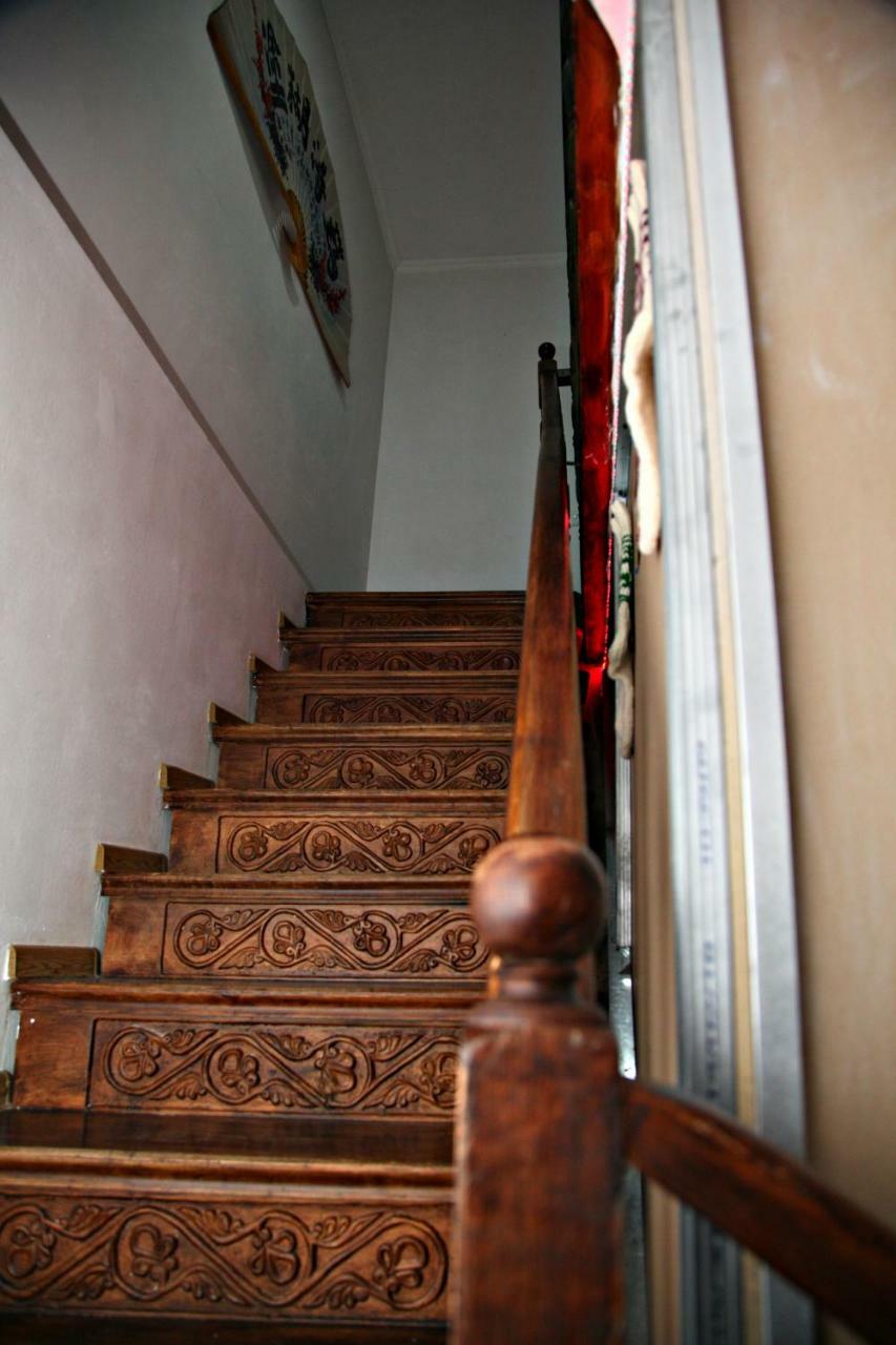Guesthouse Different Tbilisi Ngoại thất bức ảnh